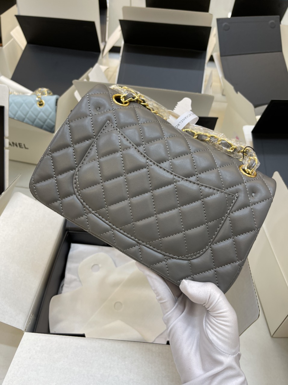 Túi Xách Chanel Super Classic Flap Bag Da Lì Khóa Vàng Màu Xám Size 23 cm